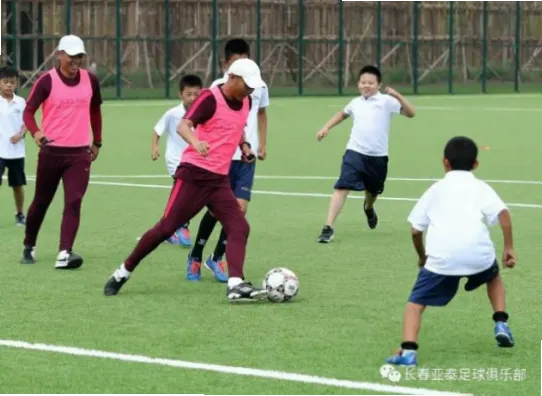 足球青少年足球培训是孩子成长中全面发展的重要途径